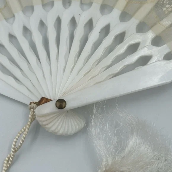 Elegant Lace Hand Fan with Yellow Floral Design - Picture 3 of 4
